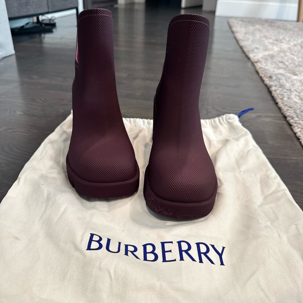 Burberry 70mm Round-Toe Slip-On Boots